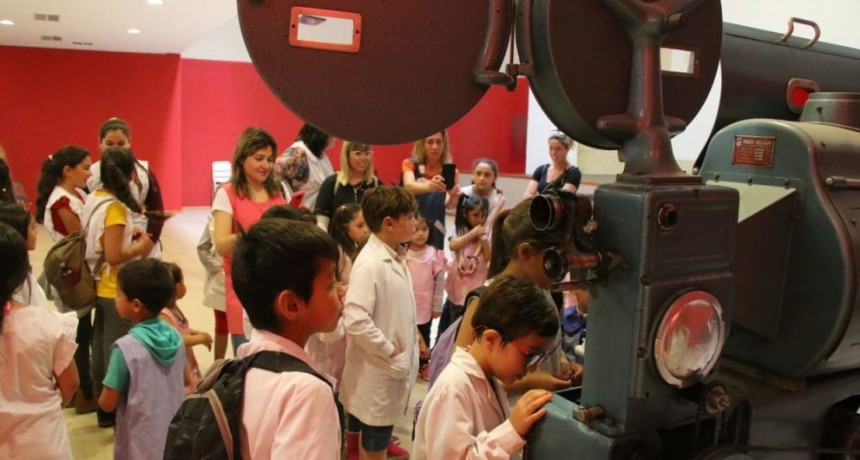 Escuelas locales visitaron el Cine Avenida