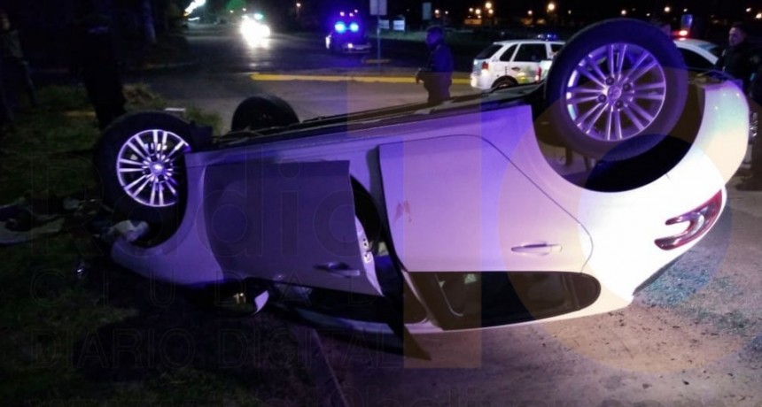Impactante vuelco en Avenida Juan Manuel de Rosas y Rafael Hern&aacute;ndez