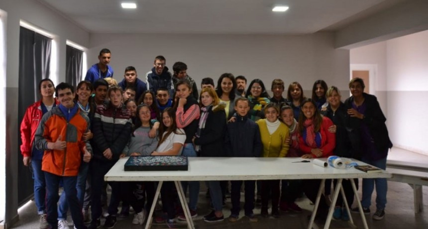 Estudiantes de las escuelas N&deg;501 y 502 elaboraron una baldosa por la memoria