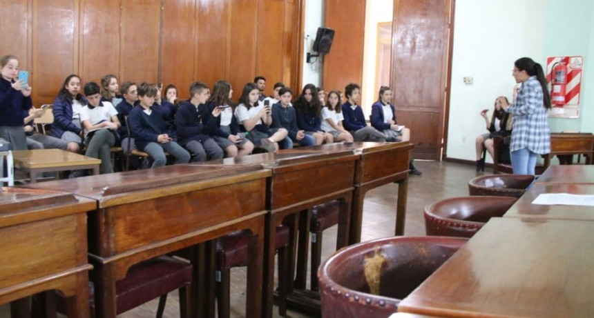 Estudiantes del Colegio Cervantes visitaron la Municipalidad