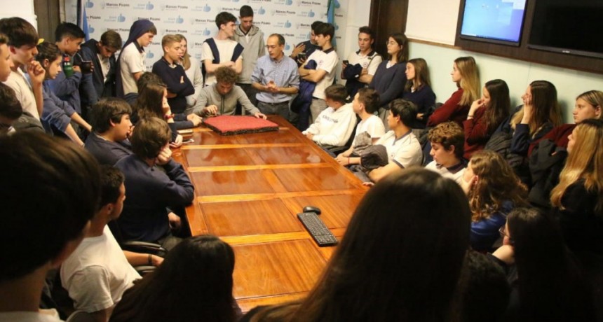 El intendente pisano recibi&oacute; estudiantes del Colegio Cervantes y del Jes&uacute;s Sacramentado