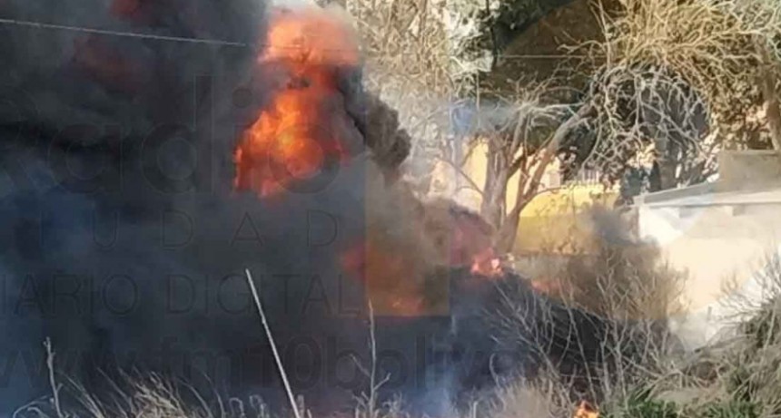 Impresionante incendio de cubiertas en inmediaciones a la rotonda de rutas 65 y 226