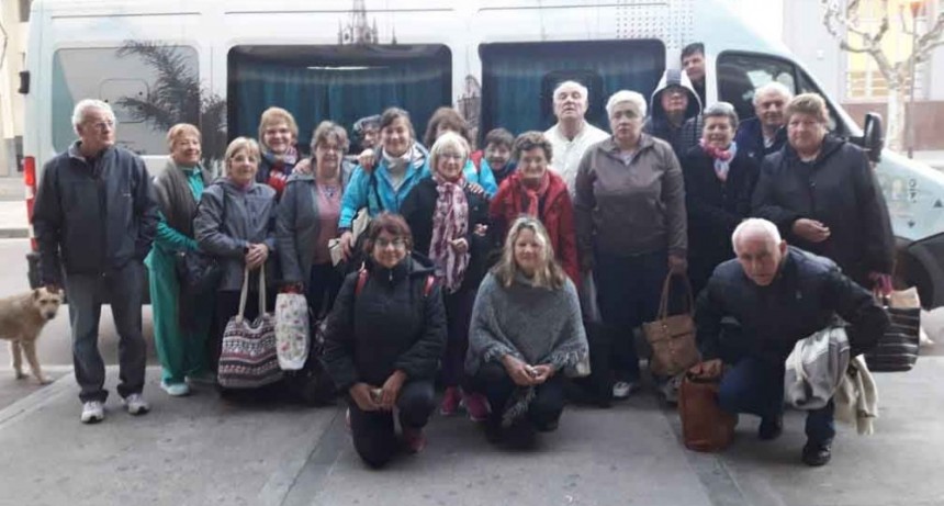 Adultos Mayores de Ibarra disfrutaron de las Termas de Carhu&eacute;