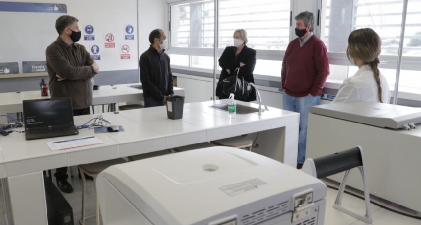Pisano recorri&oacute; el Laboratorio de Biolog&iacute;a Molecular con referentes de instituciones locales