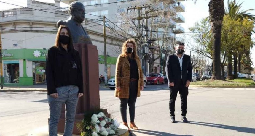 Se coloc&oacute; una ofrenda floral para conmemorar el 'D&iacute;a del Maestro'