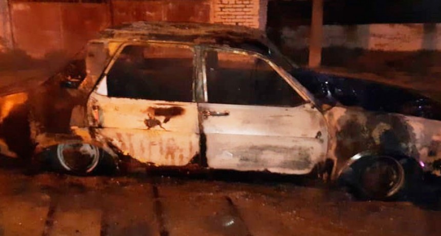 En la madrugada Bomberos Voluntarios asistieron al incendio de un Renalut 12