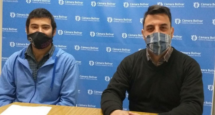 Facundo Zaccaro y Federico Ber&oacute;n de la Subcomisi&oacute;n de J&oacute;venes, invitaron al premio 'Joven Empresario'