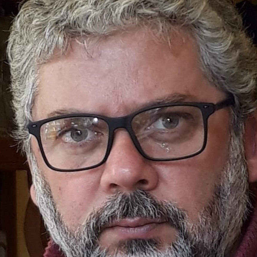 Carlos Teij&oacute;n: &lsquo;Apuntamos al humor con micro relatos tienen la intenci&oacute;n de mitigar los efectos negativos de la pandemia&rsquo;