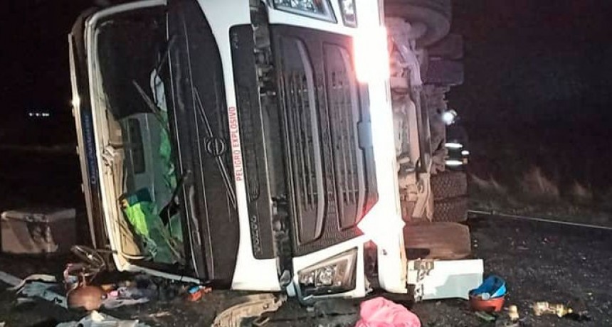 Ruta 65: Volc&oacute; un cami&oacute;n cisterna que transporta gas Propano Butano