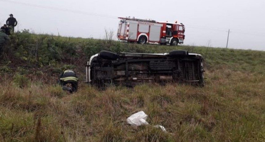 Dos personas protagonizaron un vuelco en inmediaciones al acceso a Del Valle por Ruta 65