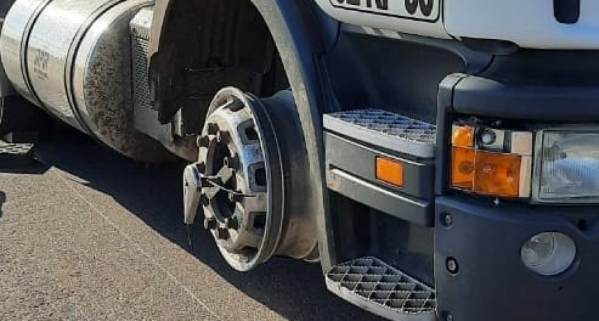 Un cami&oacute;n tuvo un desperfecto sobre ruta 226