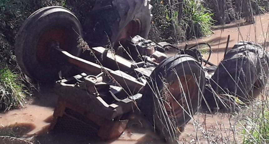 Un joven empleado rural perdió la vida al caer con un tractor en un canal de desagüe