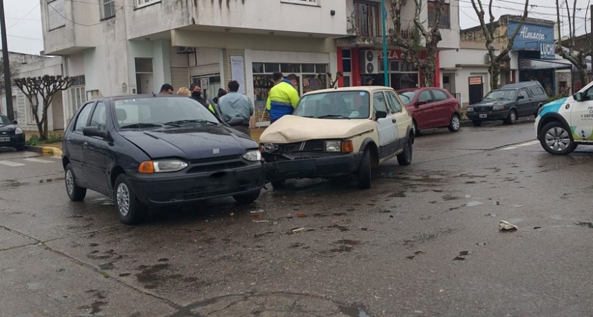 Dos automóviles colisionaron en la esquina de Avenida Brown y calle Bernardo Irigoyen