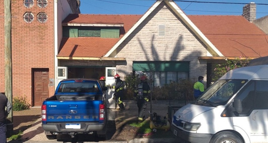 Un compresor generó el principio de incendio en el garaje de una vivienda 