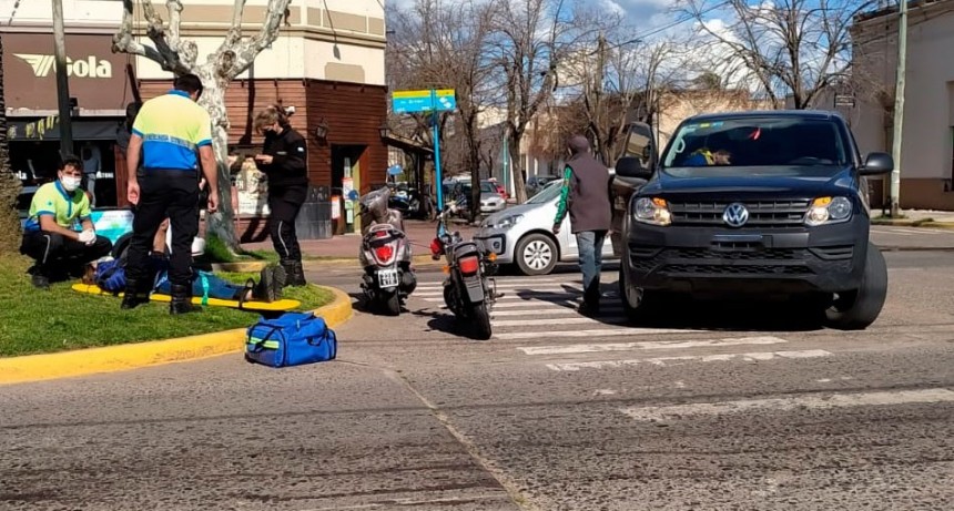 Un importante derrame de gasoil en la cinta asfáltica, generó la caída de una joven motociclista