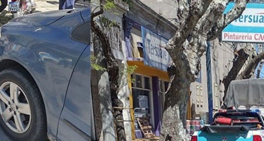 Dos jóvenes fueron trasladadas este mediodía al hospital, tras una colisión