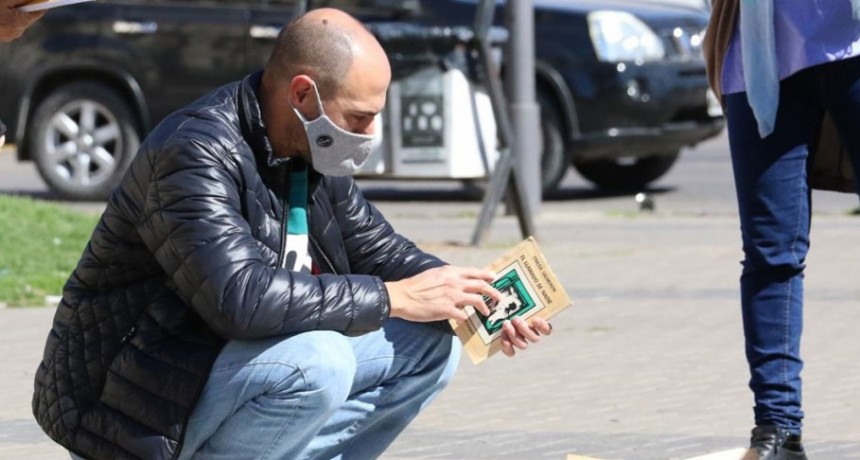 En el día de la bibliodiversidad se realizó una suelta de libros en el Centro Cívico