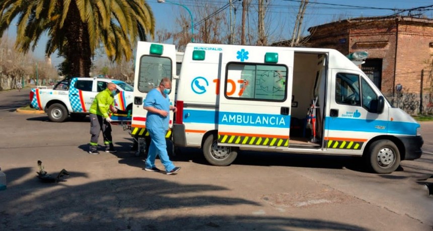 Dos jóvenes fueron hospitalizados tras el impacto entre una moto y un auto