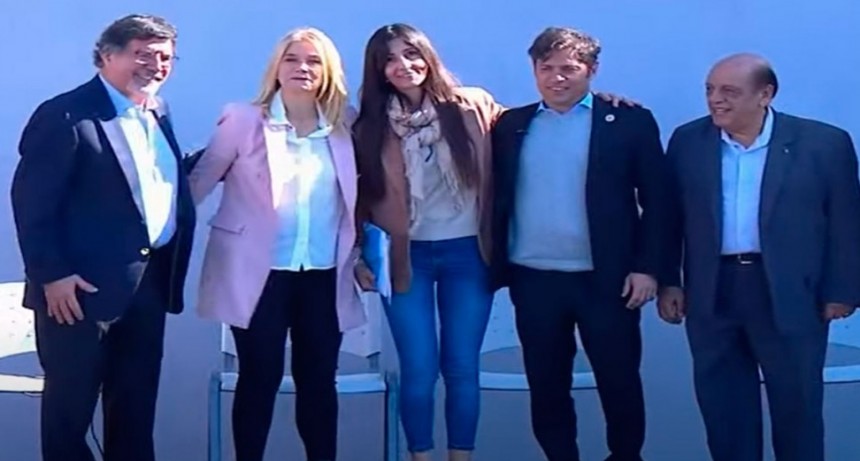 Autoridades de Educación acompañaron a Kicillof en la inauguración del edificio escolar número 100 de su gestión. Karina Marconi, directora de la Escuela nº502, recibió un reconocimiento