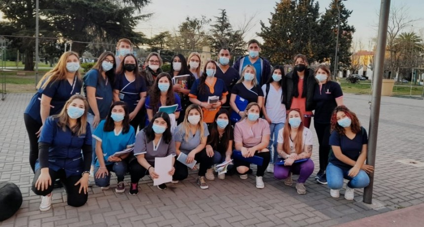 Alumnos/as de Enfermería realizaron una jornada de concientización sobre el PAP en el Centro Cívico