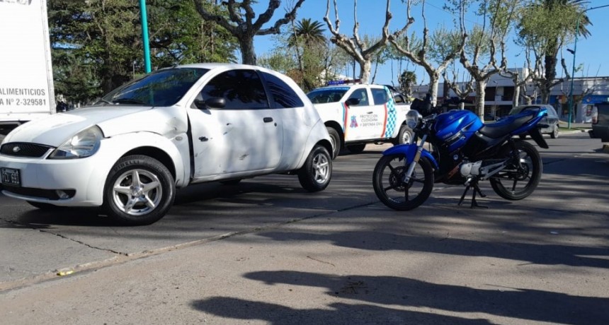 Colisión entre un auto y una moto