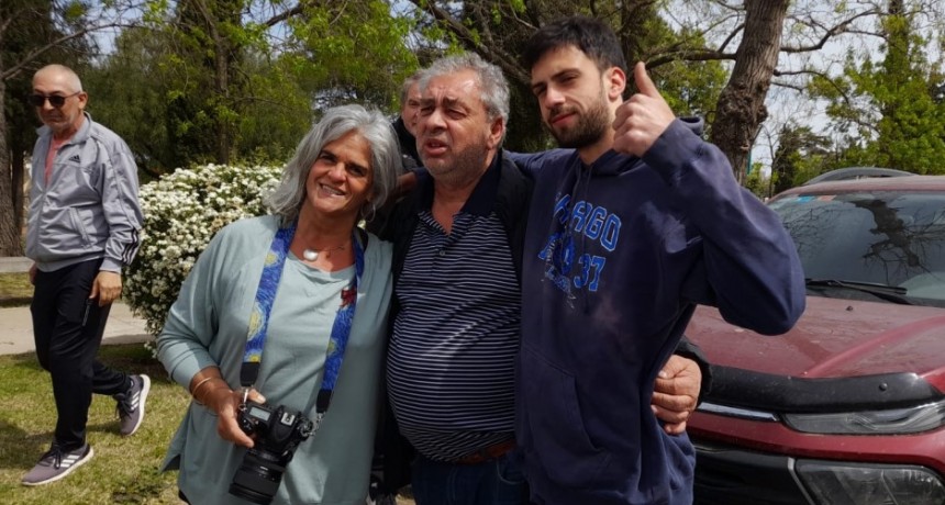 Amigos, familiares y el Director de Deportes Municipal, sorprendieron a Ricardo Diéguez, que arribó de Italia tras lograr el subcampeonato mundial de 5 Quillas