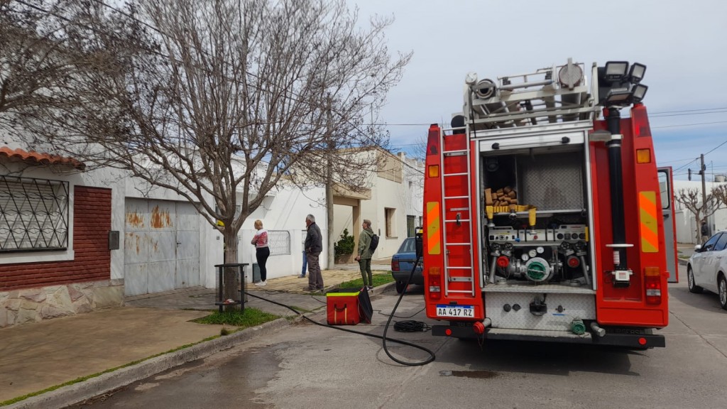 Bomberos Voluntarios trabajaron en la extinción del incendio en una cocina
