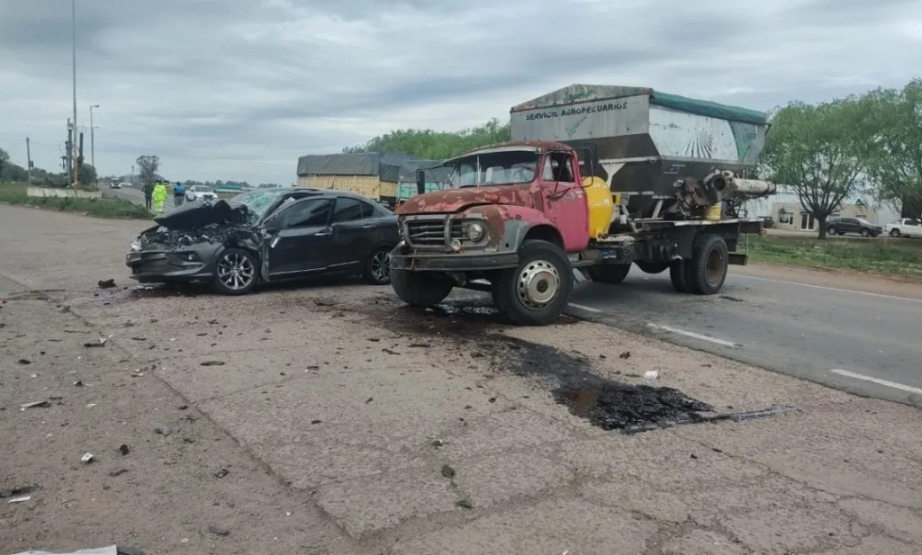 Carlos Casares Ruta 5: Violento impacto frontal entre un auto y un camión dejó el saldo de dos personas heridas