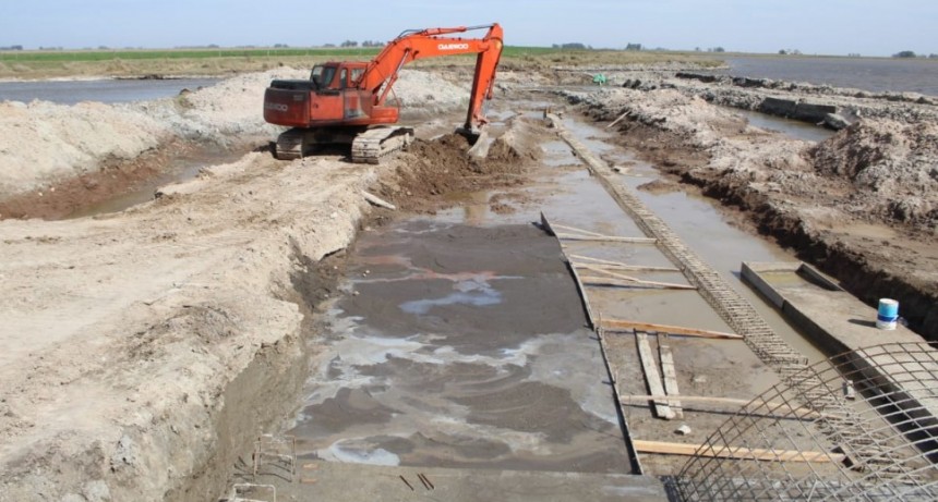 Avanza la Obra de la Compuerta que permitirá la regulación de aguas de la laguna San Luís