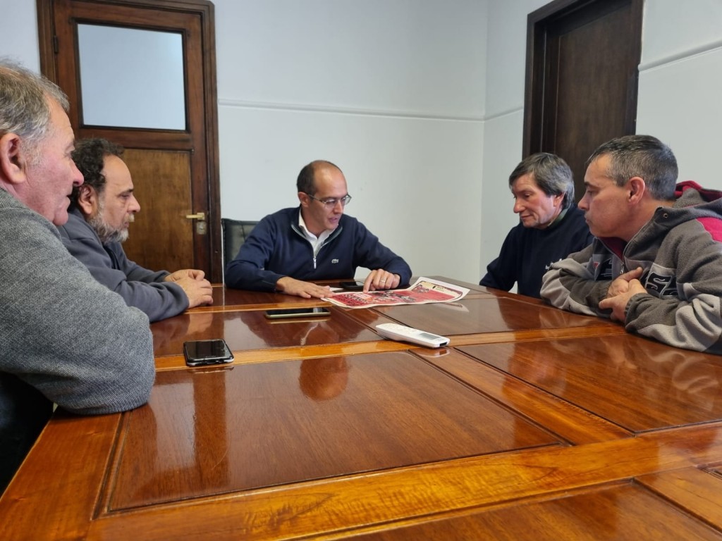 El Intendente Pisano se reunió con la Agrupación de Autos Clásicos de Bolívar