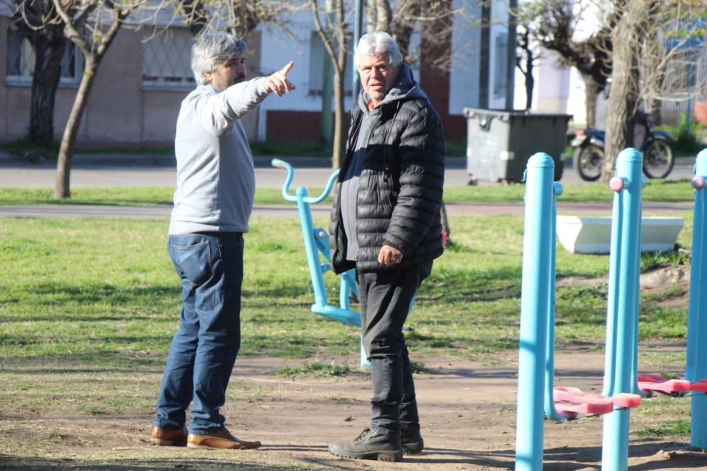 “Guardianes de tu Plaza” trabajan en el mantenimiento de la Plaza Ricardo Rojas