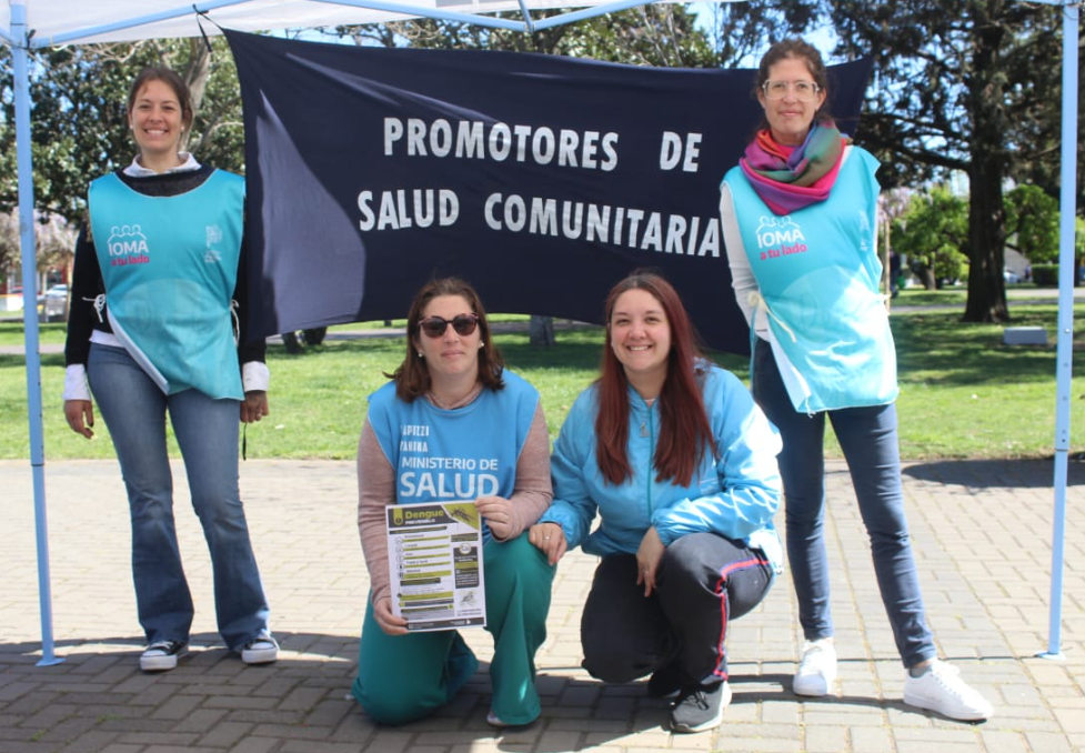 Un equipo de Promotores Comunitarios de IOMA de Azul, trabajó con los agente de la Secretaría de Salud