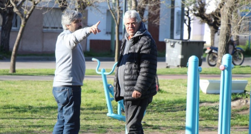 “Guardianes de tu Plaza” trabajan en el mantenimiento de la Plaza Ricardo Rojas