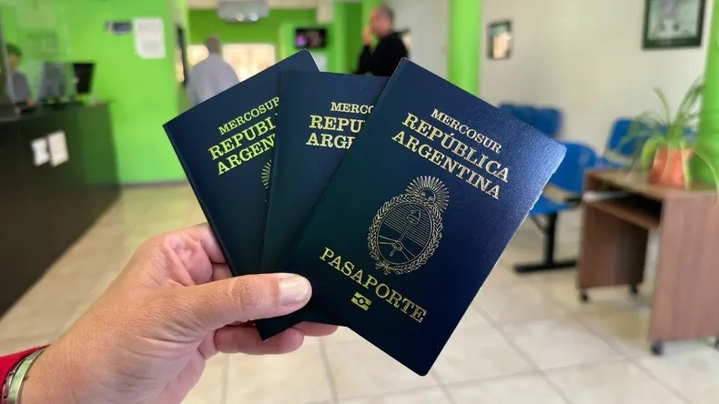 Pasaportes defectuosos: amplían la atención y explican cómo identificarlos