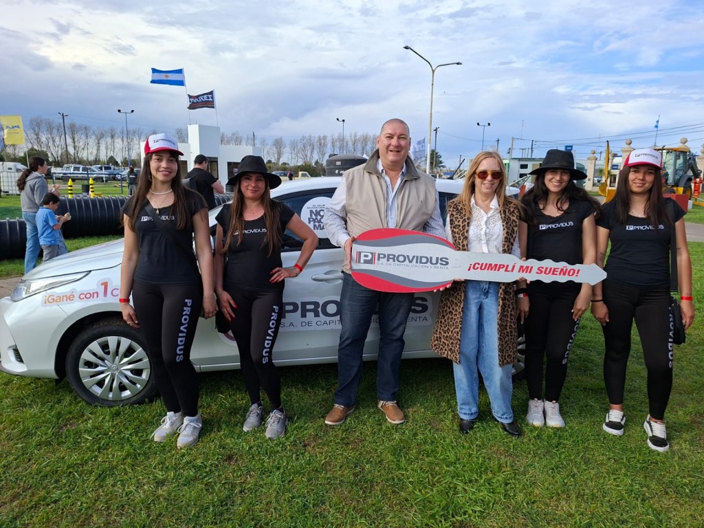 Providus entregó el Toyota Yaris a Norma Salicio, ganadora de Bolívar