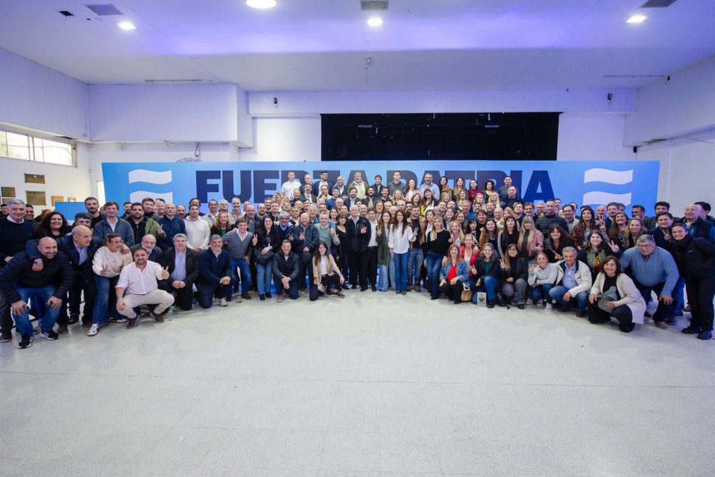 Convocados por Kicillof, Fuerza Patria con Taiana a la cabeza se reunió en Ensenada