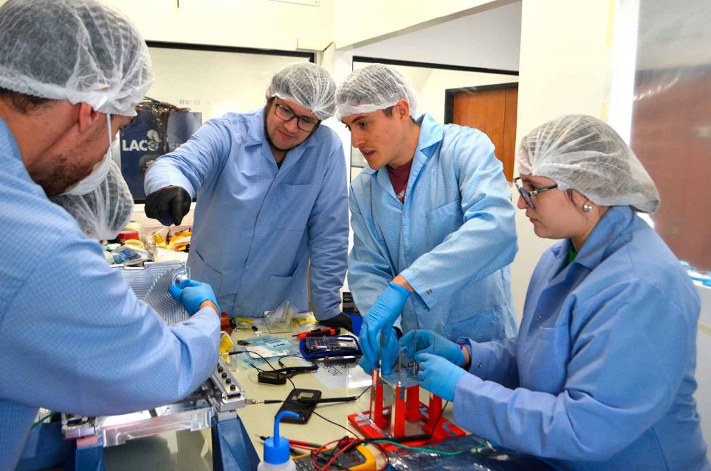 De la UNLP a la NASA: la Facultad de Ingeniería presenta al satélite Atenea que sobrevolará la Luna