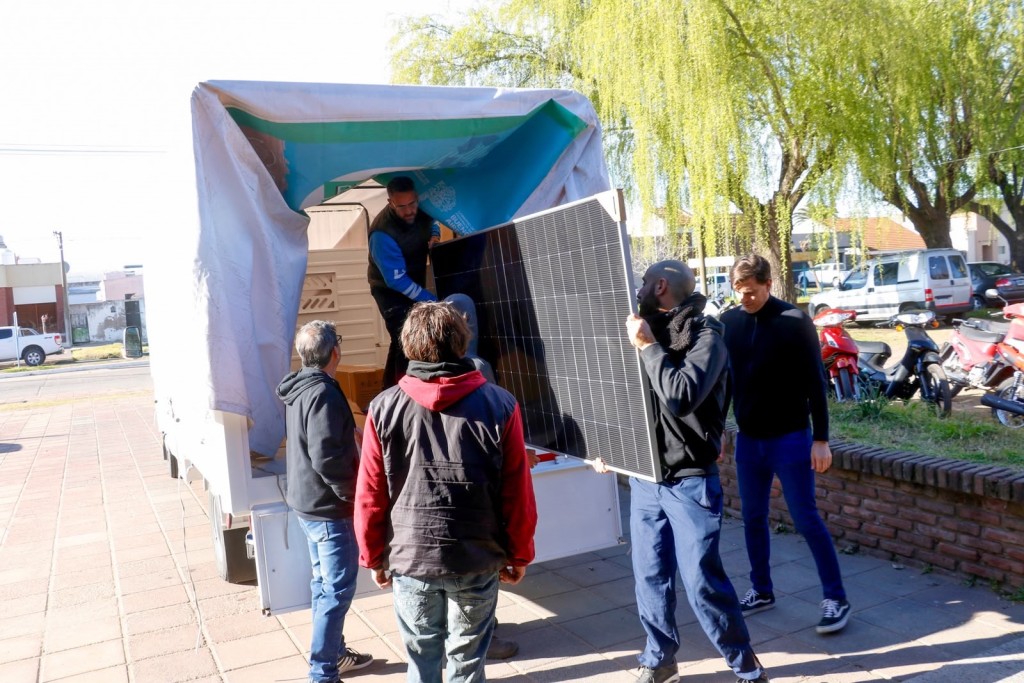 En articulaci&oacute;n con la provincia, el Municipio de Bol&iacute;var hizo entrega del Equipamiento Solar a la Escuela T&eacute;cnica