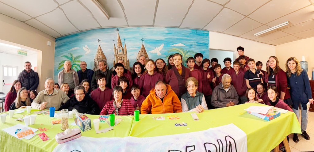 Estudiantes del IJS compartieron una jornada intergeneracional en el Centro de D&iacute;a Reencuentro 