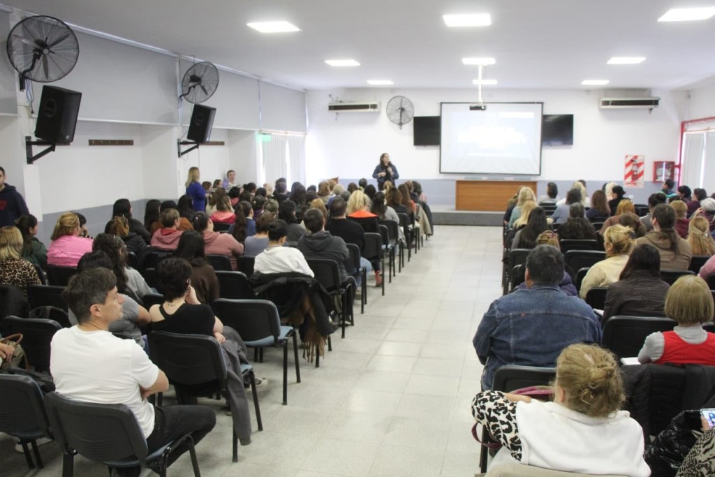 Aula Magna del CRUB: m&aacute;s de 160 personas culminaron la Capacitaci&oacute;n para Cuidadores y Acompa&ntilde;antes de Personas Mayores