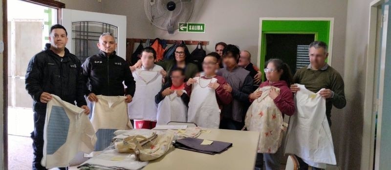 En la c&aacute;rcel de Urdampilleta confeccionaron pecheras para el Centro de D&iacute;a "Alegr&iacute;as"