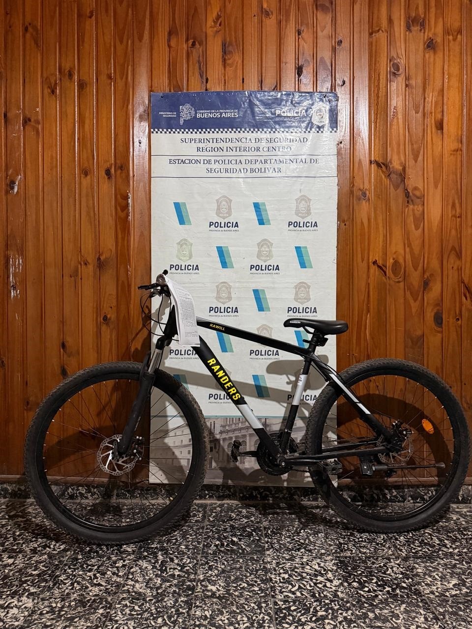 Informe Oficial Jefatura Departamental de Bol&iacute;var: tras una investigaci&oacute;n y seguimiento por c&aacute;maras, la Polic&iacute;a recuper&oacute; una bicicleta sustra&iacute;da de la vereda de un comercio