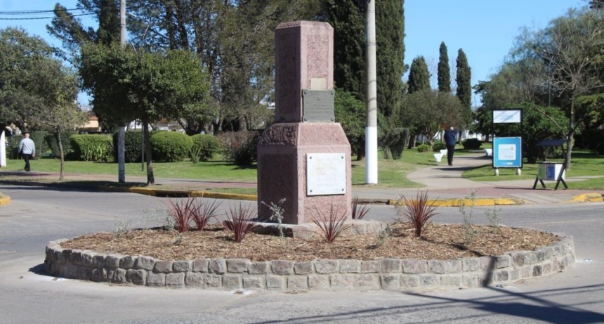 El Municipio revaloriz&oacute; el Monolito a los Fundadores de San Carlos de Bol&iacute;var 