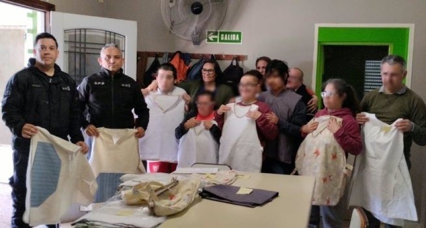 En la c&aacute;rcel de Urdampilleta confeccionaron pecheras para el Centro de D&iacute;a "Alegr&iacute;as"