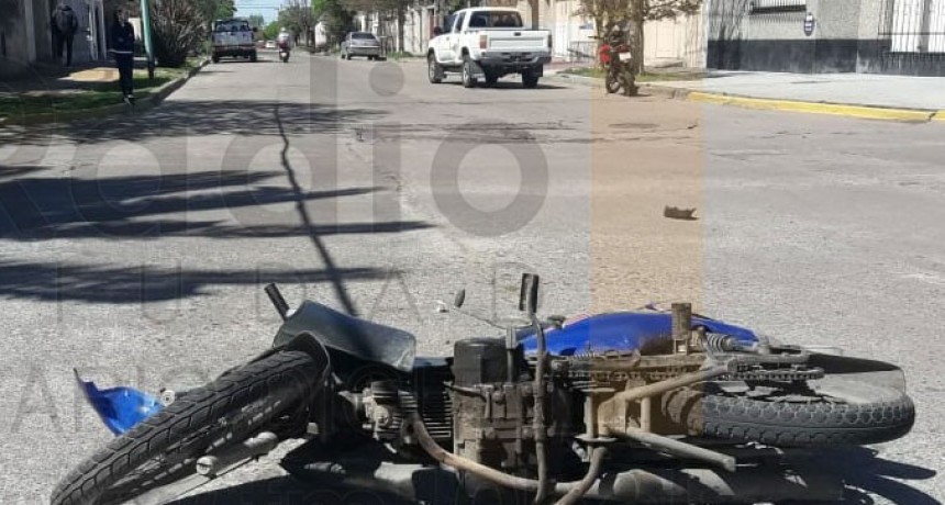Violento impacto en Falucho y Belgrano: Una motociclista debi&oacute; ser trasladado al hospital local