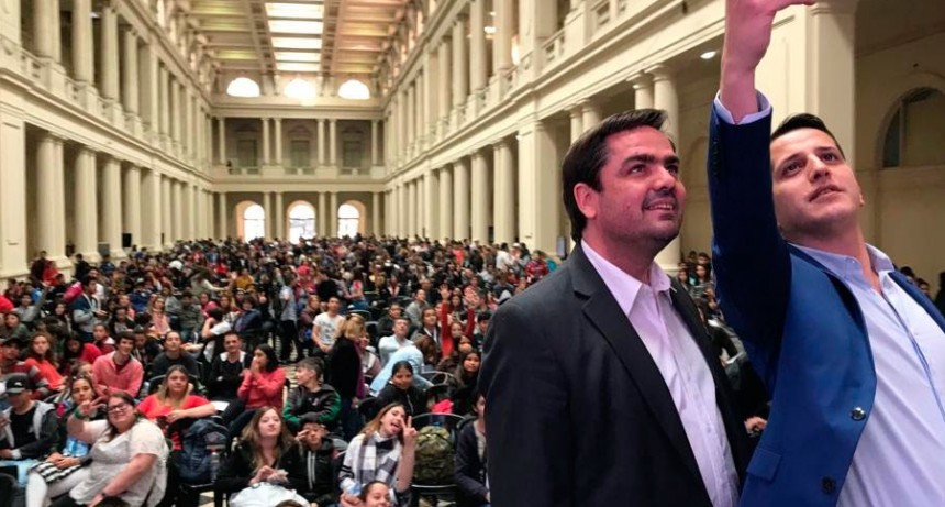 Balb&iacute;n comparti&oacute; con los chicos el cierre del Parlamento Juvenil del Mercosur