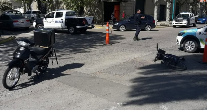 Impacto en Avenida Brown y calle Sarmiento: Moto y bicicleta se vieron involucrados