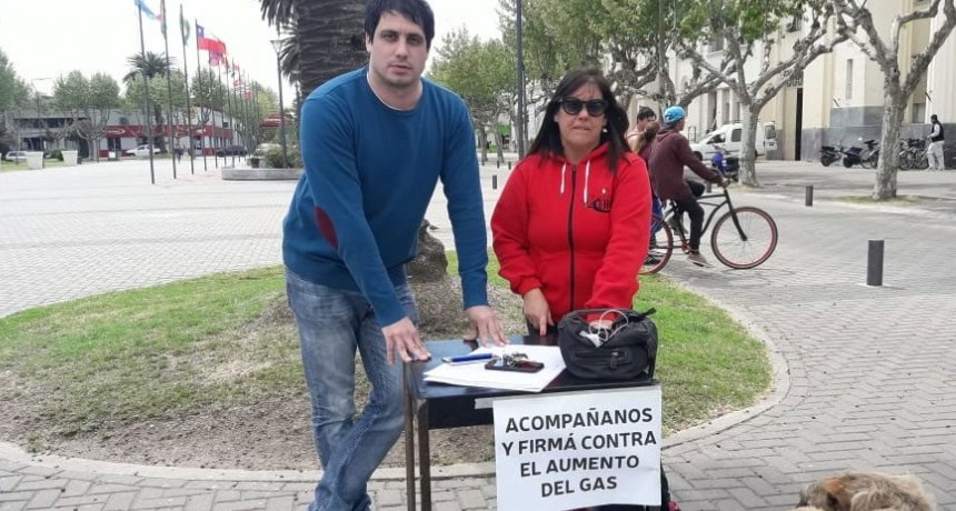 Concejales del PJ se encuentran en el Centro C&iacute;vico juntando firmas en contra de un nuevo aumento de gas