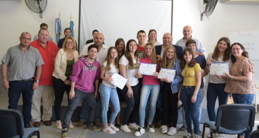 Se realiz&oacute; en Bol&iacute;var un debate para estudiantes de secundaria