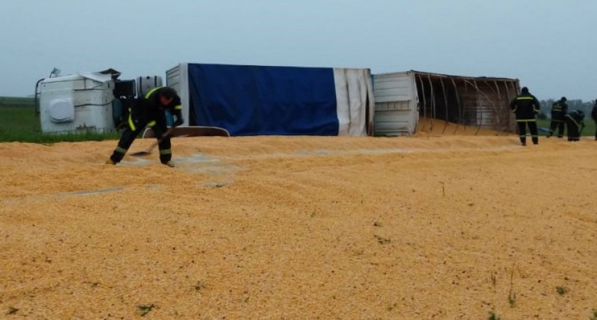 Volc&oacute; un cami&oacute;n en Ruta 205, el conductor oriundo de La Pampa sufri&oacute; heridas de gravedad